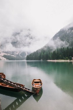 Lago di Braies dağ gölü gemilerde 