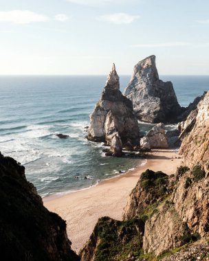 kayalık sahil şeridi üzerinde küçük kumlu plaj