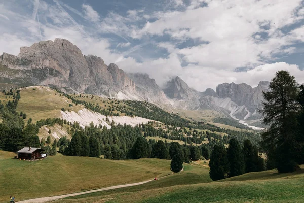 House in mountain valley — Stock Photo, Image