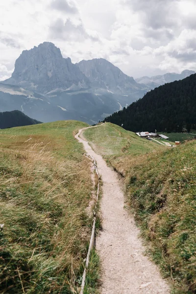 Schmutzige Landstraße zum Dorf in den Bergen — Stockfoto