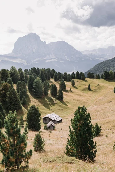 Häuser im Gebirgstal — Stockfoto