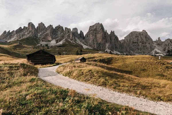 Houses in mountain valley — Stock Photo, Image