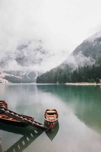 Barcos no lago de montanha Lago di Braies — Fotografia de Stock