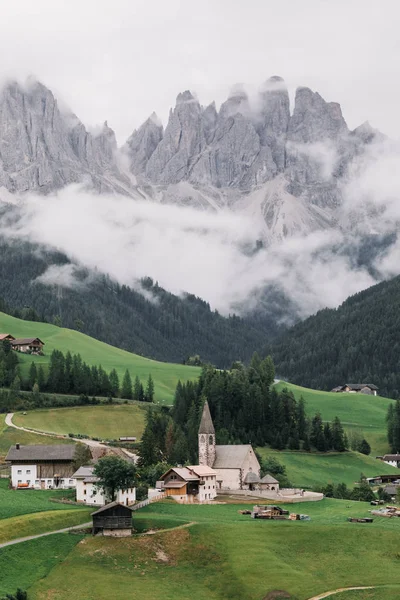 Santa Maddalena cidade em Dolomite montanhas — Fotografia de Stock