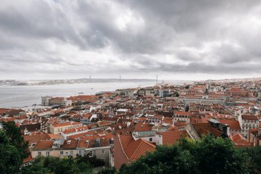 Kırmızı çatılı Lizbon cityscape havadan görünümü