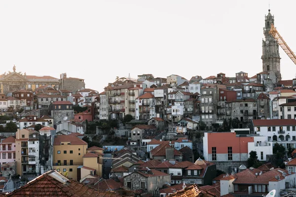 Luftaufnahme der rotgedeckten Stadtlandschaft von Lissabon — Stockfoto