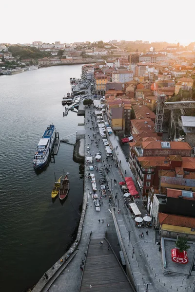 Vista aérea da paisagem urbana de Lisboa com telhados vermelhos — Fotografia de Stock