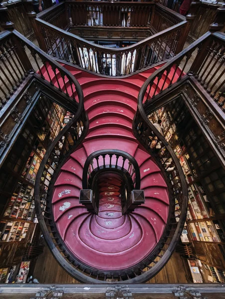 Vista de ángulo alto de la escalera en la biblioteca pública — Foto de Stock