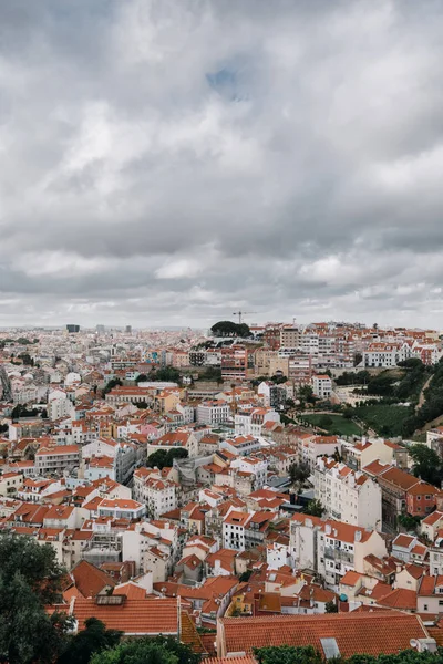 Vista aérea da paisagem urbana de Lisboa com telhados vermelhos — Fotografia de Stock