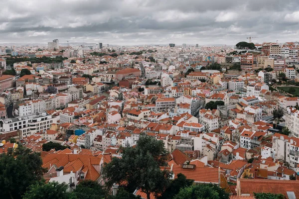 Luftaufnahme der rotgedeckten Stadtlandschaft von Lissabon — Stockfoto