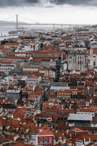 Luftaufnahme der rotgedeckten Stadtlandschaft von Lissabon — Stockfoto