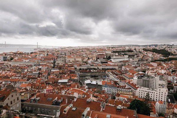 A légi felvétel a pirostetős Lisszabon utca-és városrészlet — Stock Fotó