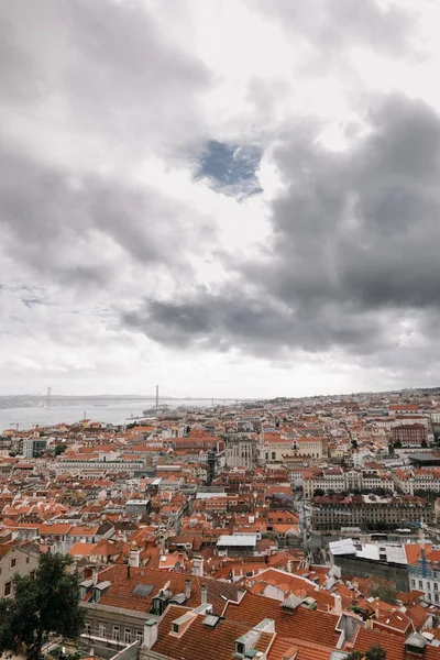 Vista aérea del paisaje urbano de Lisboa con techo rojo — Foto de Stock