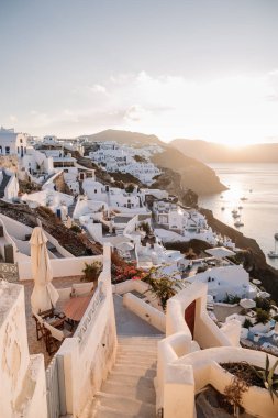Santorini'de cliff üzerinde ünlü beyaz binalar