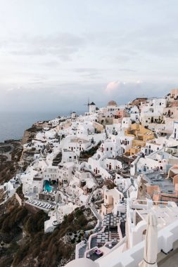 Santorini'de cliff üzerinde ünlü beyaz binalar