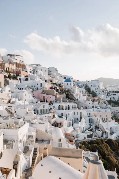 Знамениті білі будівлі на скелі Санторіні, у — стокове фото