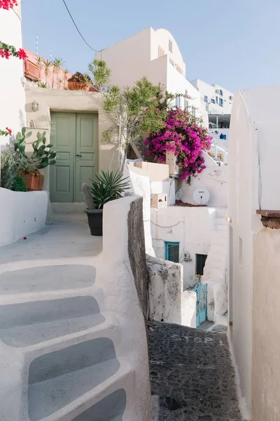 Witte gebouwen en groene deuren in Santorini — Stockfoto