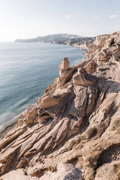 Skalnaté pobřeží v Santorini — Stock fotografie