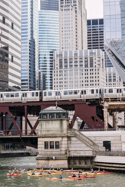 Grupo de piragüistas bajo puente — Foto de Stock