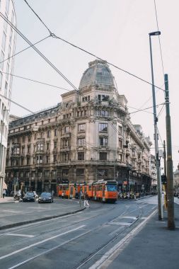 Milan, İtalya - 13 Eylül 2016: tramvay eski binalar ile şehir merkezinde
