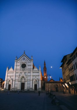 Florence, İtalya - 14 Eylül 2016: Basilica di Santa Croce (Basilica of Holy Cross) alacakaranlıkta