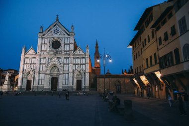 Florence, İtalya - 14 Eylül 2016: Basilica di Santa Croce (Basilica of Holy Cross) alacakaranlıkta