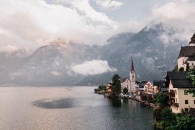 Hallstattersee Gölü Avusturya Avusturya Alpleri'nde yansıtan Hallstatt lakeside şehir