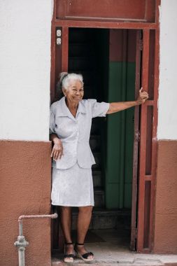 Havana, Küba - 6 Ocak 2017: giriş binası önünde duran yerel üst düzey kadın