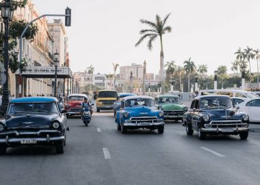 Havana, Küba - 6 Ocak 2017: retro otomobil şehir merkezinde karayolu üzerinde