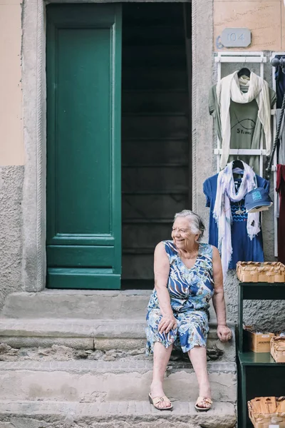 Riomaggiore Itália Setembro 2016 Mulher Idosa Local Sentada Nas Escadas — Fotografia de Stock