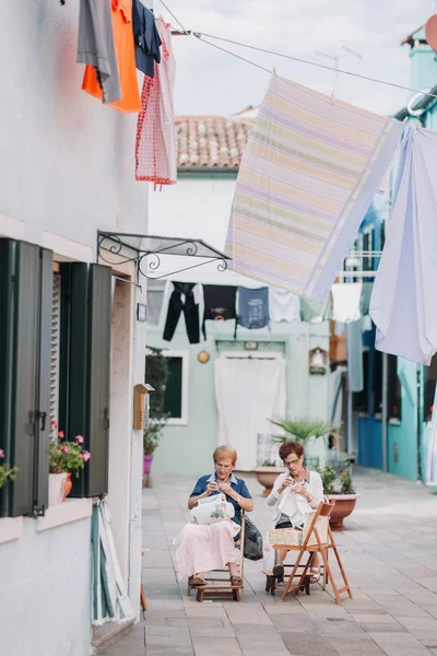 Femmes brodant dans la rue — Photo