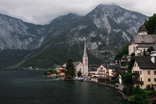 Hallstatt cidade à beira do lago que reflete no lago Hallstattersee nos Alpes austríacos, Áustria — Fotografia de Stock