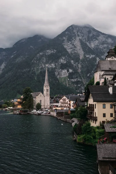 Hallstatt cidade à beira do lago que reflete no lago Hallstattersee nos Alpes austríacos, Áustria — Fotografia de Stock