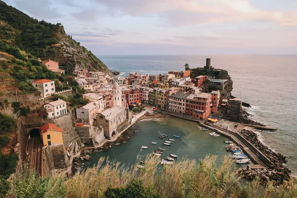 Malebný pohled na barevné vesnice Vernazza — Stock fotografie