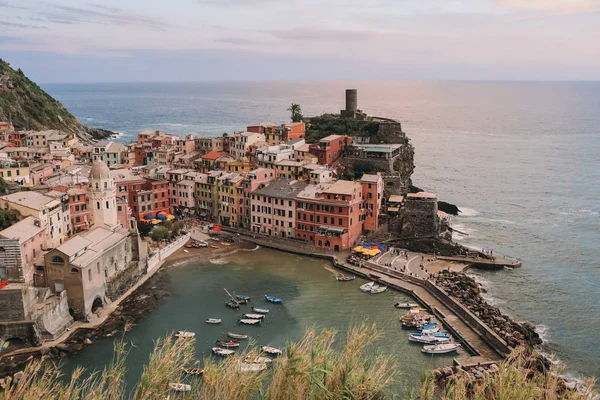 Vista panorâmica da vila colorida Vernazza — Fotografia de Stock