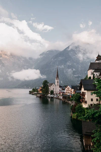 Město Hallstatt u jezera odráží v jezero Hallstattersee v rakouských Alpách, Rakousko — Stock fotografie