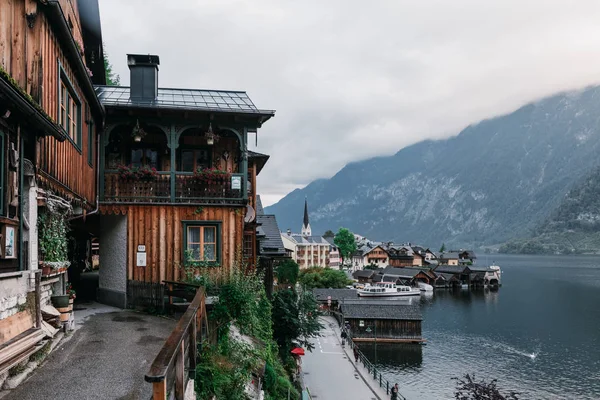 Město Hallstatt u jezera odráží v jezero Hallstattersee v rakouských Alpách, Rakousko — Stock fotografie