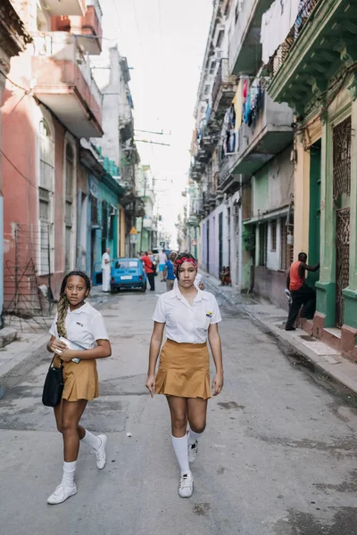 Havana Cuba Janeiro 2017 Alunas Adolescentes Andando Rua Abaixo — Fotografia de Stock