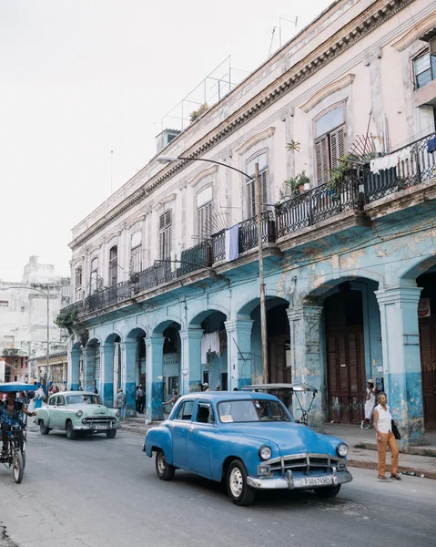 Havana Kuba Ledna 2017 Místní Obyvatelé Retro Auta Ulici — Stock fotografie