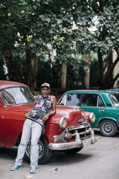 Havana Cuba Janeiro 2017 Homem Encostado Carro Vermelho Retro — Fotografia de Stock