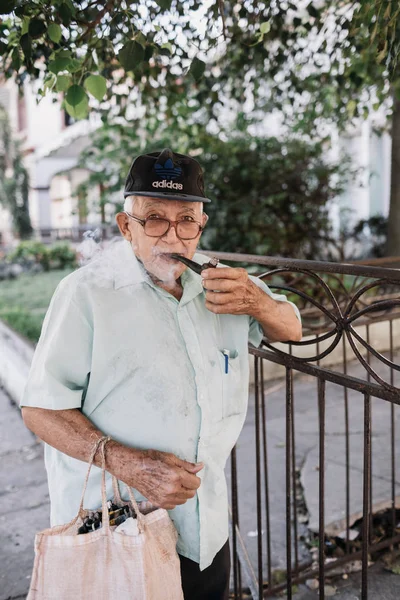 Havanna Kuba Januari 2017 Lokal Senior Man Röka Röret Gatan — Stockfoto