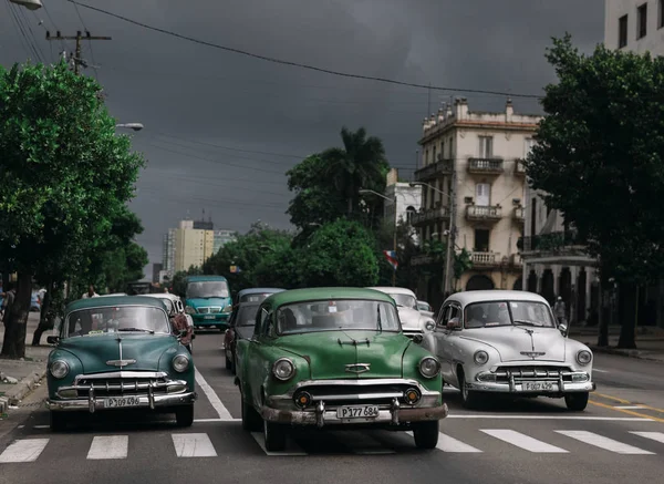 Hawana Kuba Stycznia 2017 Retro Samochody Drodze Centrum Burzliwy Niebo — Zdjęcie stockowe