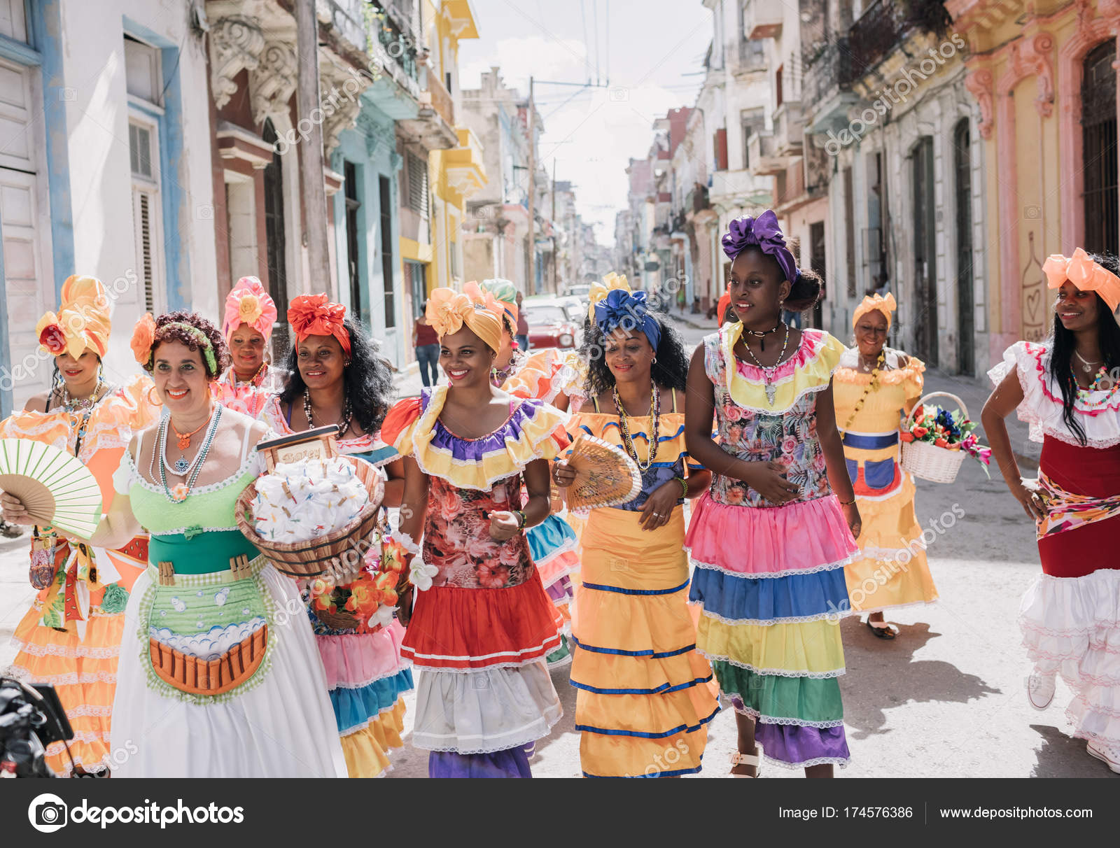 Кубинский национальный. Гавана карнавал Куба. Куба Варадеро колорит. Варадеро кубинцы. Креолы Мексики.