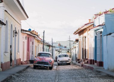 Trinidad, Küba - 10 Ocak 2017: retro otomobil ve renkli evler sokak