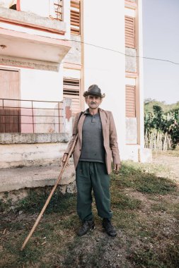 Trinidad, Küba - 10 Ocak 2017: adam evin önünde tahta sopa ile ayakta
