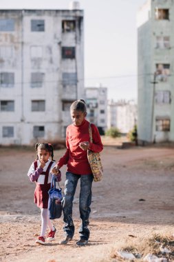 Trinidad, Küba - 11 Ocak 2017: kadın ve kız öğrenci giyen üniforma caddeden aşağı yürüyüş