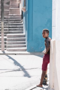 Santiago de Cuba, Cuba - 20 Ocak 2017: çocuk duvar inşa yaslanmış