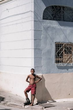 Santiago de Cuba, Cuba - 20 Ocak 2017: Caddesi üzerinde binası önünde duran çocuk