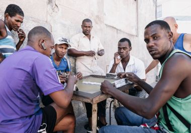 Santiago de Cuba, Cuba - 20 Ocak 2017: halk sokağa masa oyunu oynamak