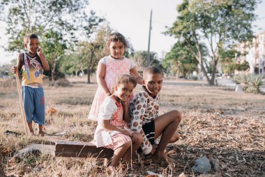 Santiago de Cuba, Cuba - 20 Ocak 2017: çocuklar açık havada oyun gülümseyen